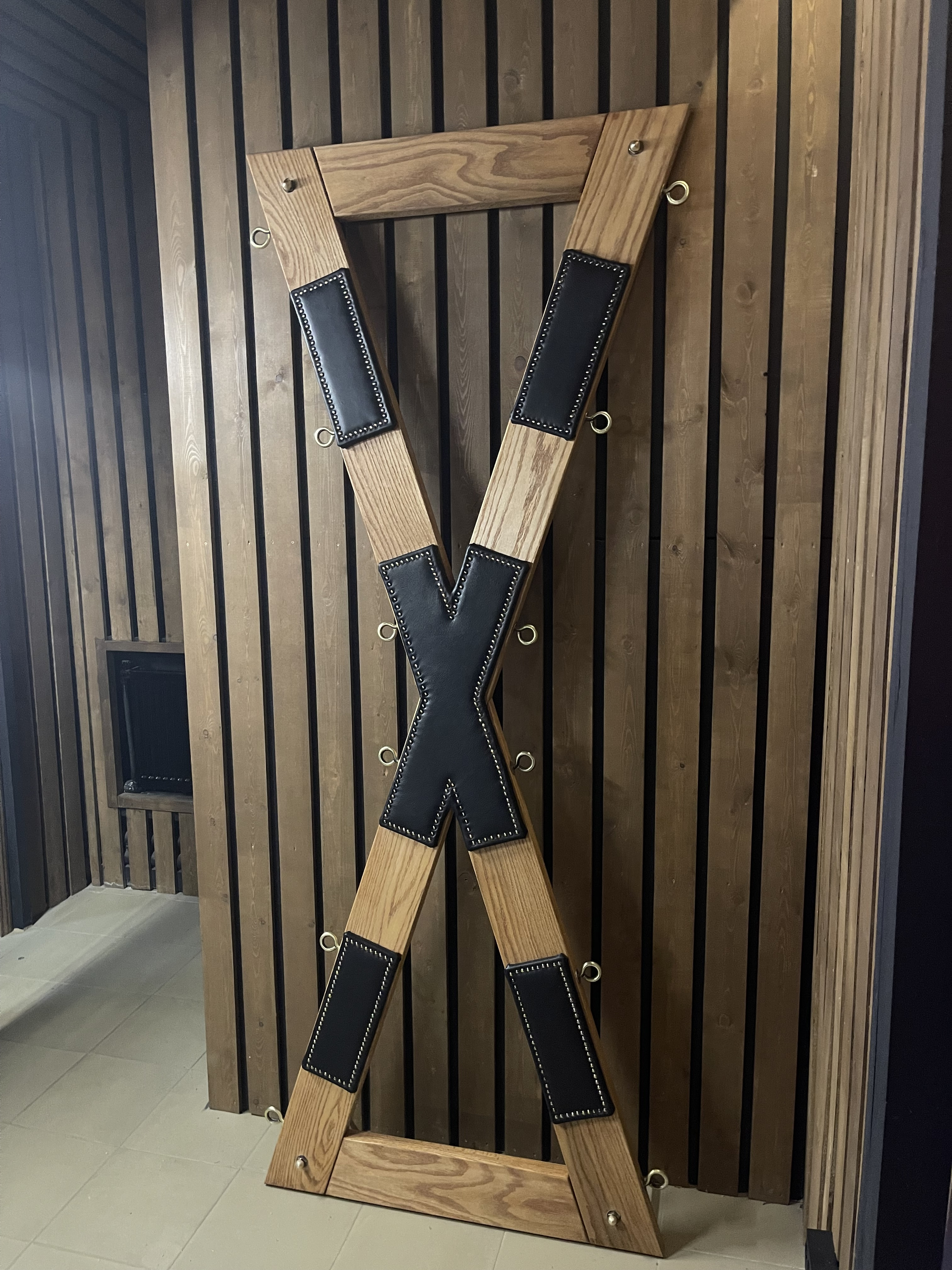 Андреевский крест для фиксации БДСМ, дуб, натуральная кожа 